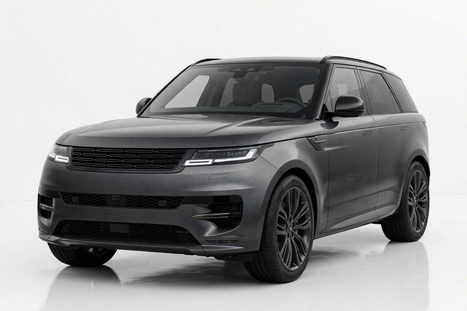 Range Rover Sport 2023 en vista tres cuartos frontal, estudio blanco