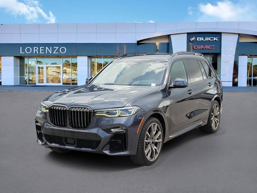 2022 BMW X7 M50i en vista tres cuartos frontal