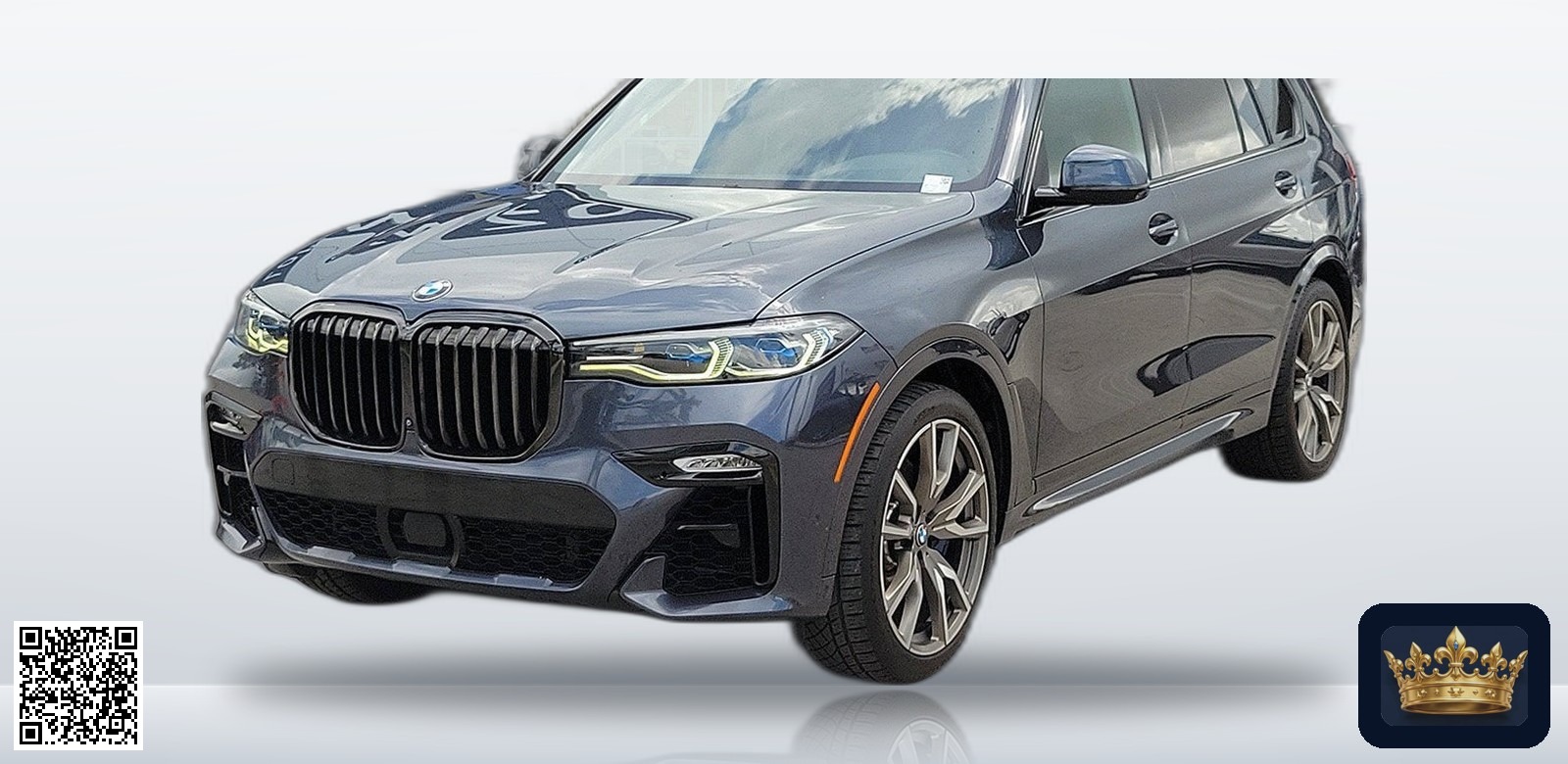 2022 BMW X7 M50i en vista tres cuartos frontal, estudio blanco