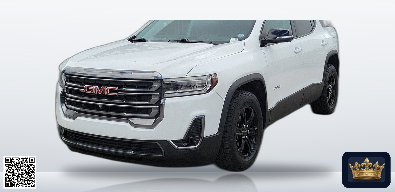 2023 GMC Acadia AT4 en vista tres cuartos frontal, estudio blanco