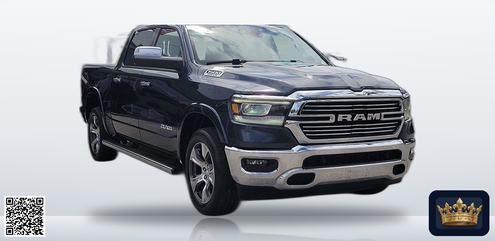 2019 Ram 1500 Laramie en vista tres cuartos frontal, estudio blanco