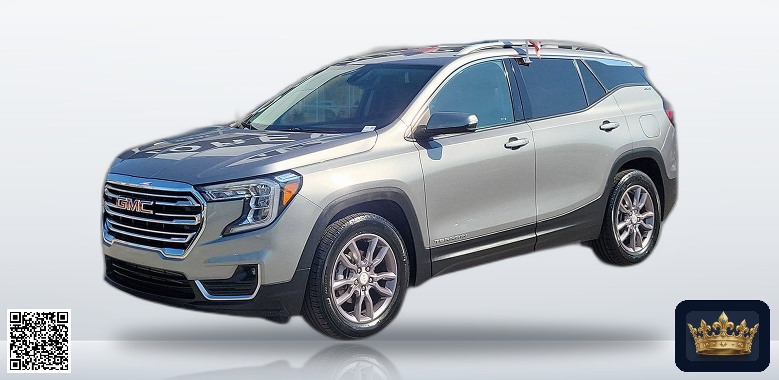 2023 GMC Terrain SLT en vista tres cuartos frontal, estudio blanco