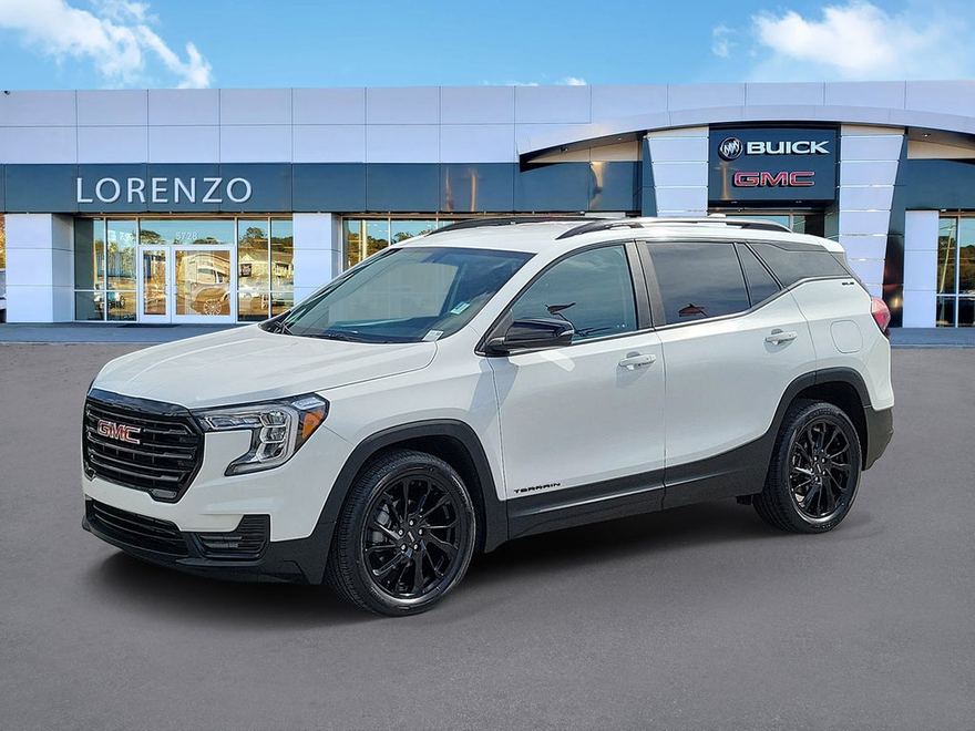 2023 GMC Terrain SLE en vista tres cuartos frontal