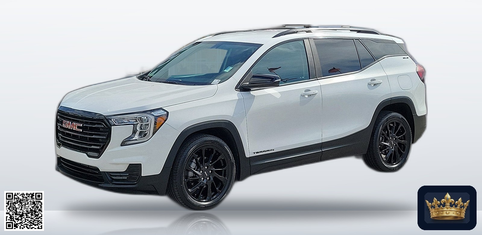 2023 GMC Terrain SLE en vista tres cuartos frontal, estudio blanco
