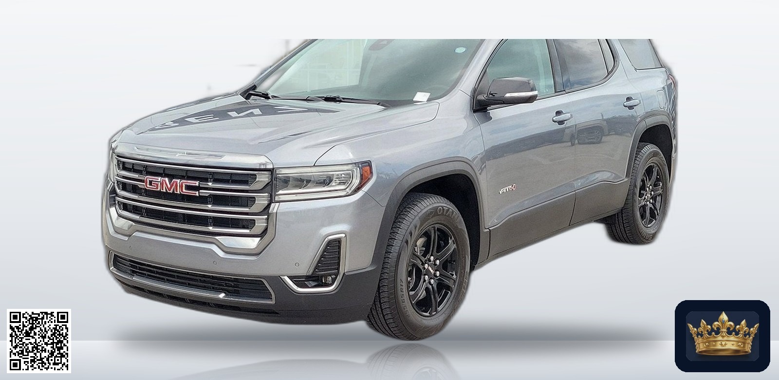 2021 GMC Acadia AT4 en vista tres cuartos frontal, estudio blanco
