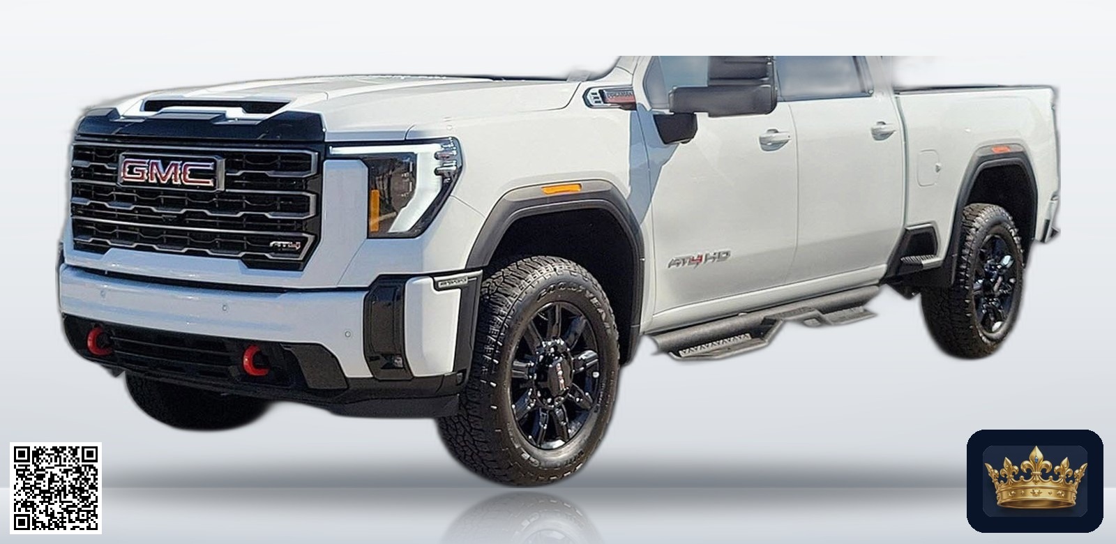 2026 GMC Sierra 2500HD AT4 en vista tres cuartos frontal, estudio blanco
