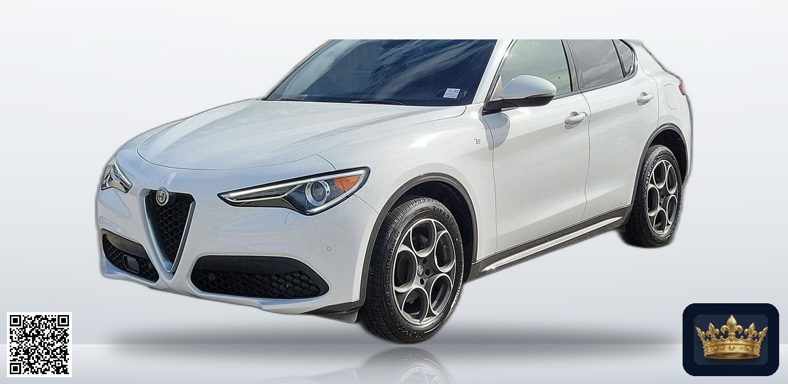2023 Alfa Romeo Stelvio Ti en vista tres cuartos frontal, estudio blanco