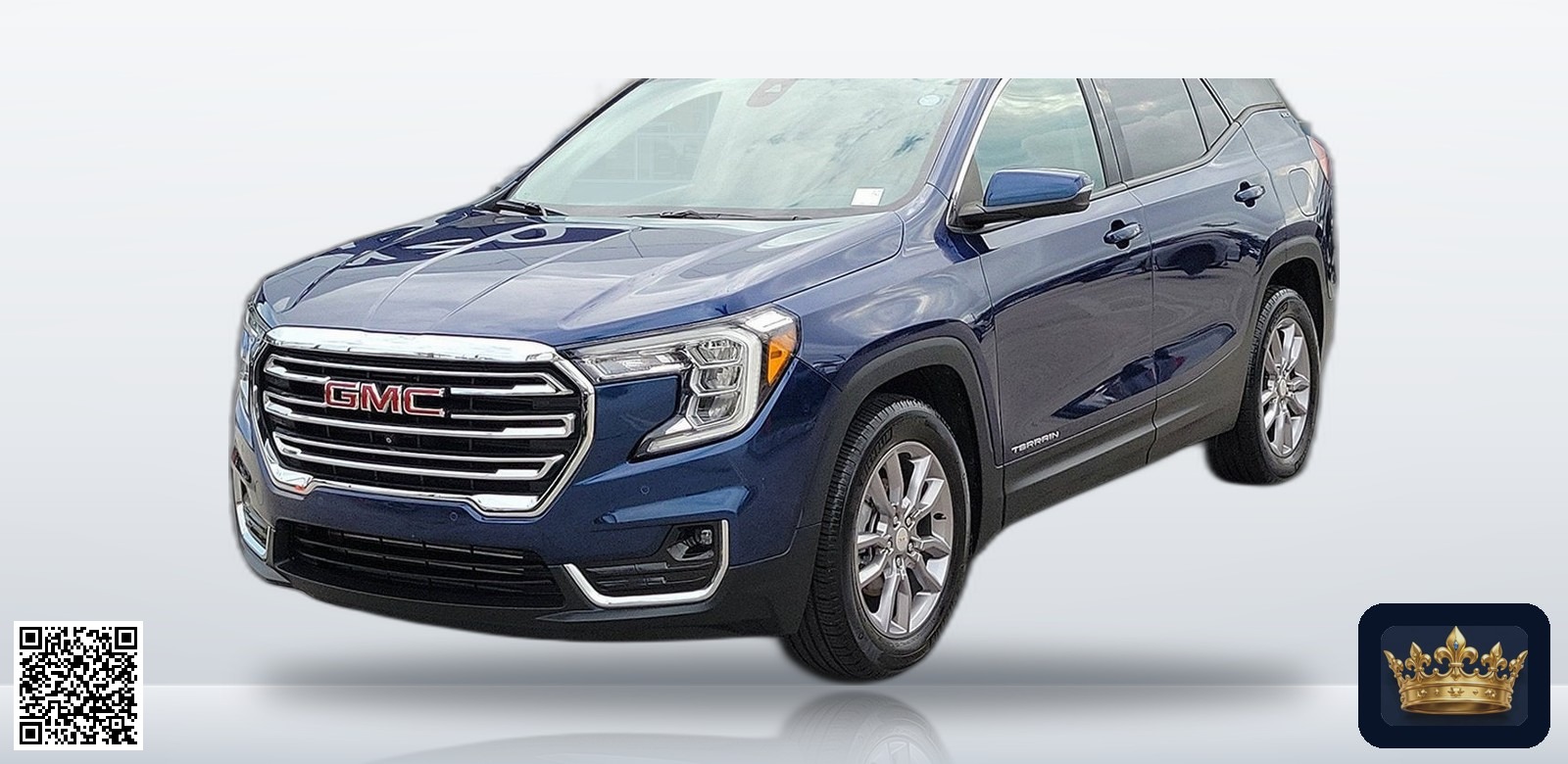 2022 GMC Terrain SLT en vista tres cuartos frontal, estudio blanco