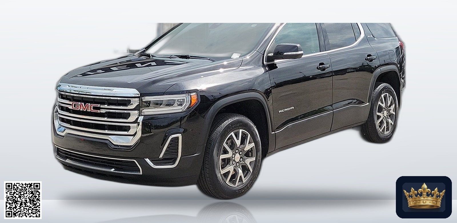 2023 GMC Acadia SLE en vista tres cuartos frontal, estudio blanco