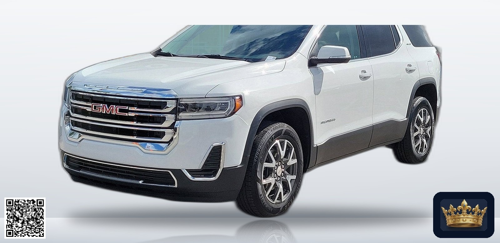 2023 GMC Acadia SLE en vista tres cuartos frontal, estudio blanco