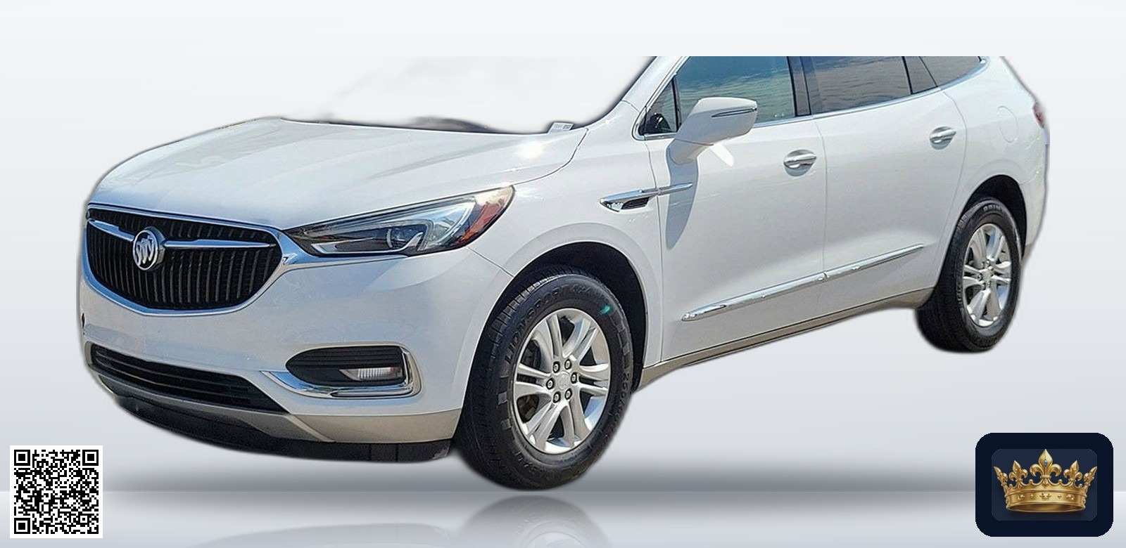 2020 Buick Enclave Essence en vista tres cuartos frontal, estudio blanco