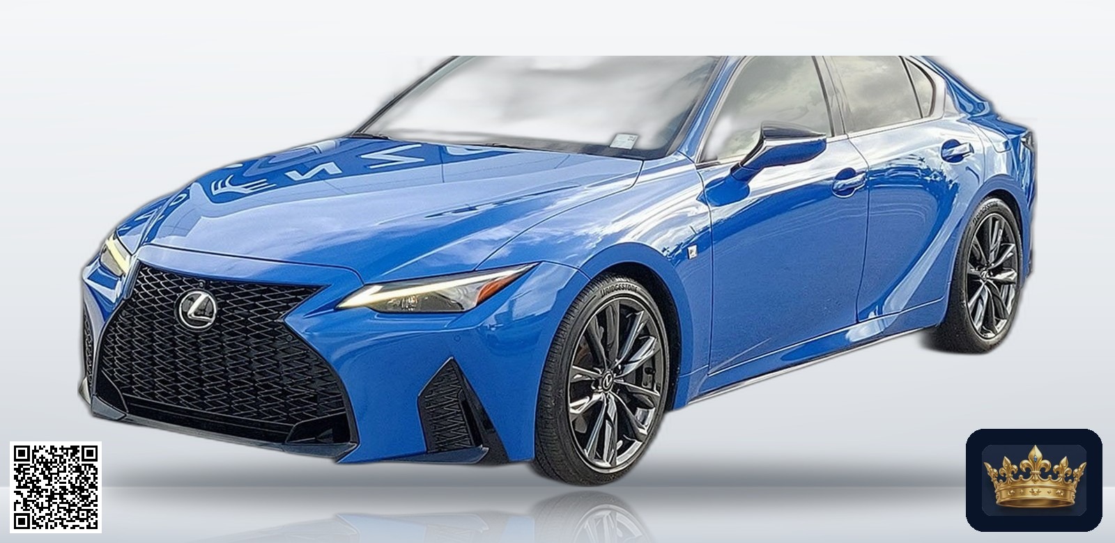 2023 Lexus IS 350 F SPORT en vista tres cuartos frontal, estudio blanco